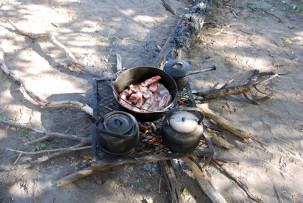 Unser Abendessen: Oryx-Antilope mit Reis, Gemüse und Salat