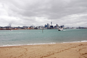 Blick von Devonport auf  Auckland und die Fähre