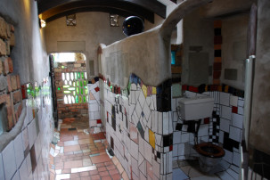 Öffentliche Toilette von Hundertwasser in Kawakawa