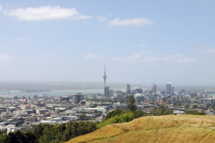 Blick vom Mount Eden auf die Skyline von Auckland
