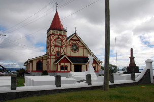 Rotorua - Kirche mit Steinsärgen in Ohinemutu