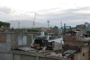 Blick über Santiago de Cuba mit dem Baseballstadion