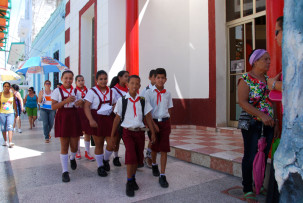 Schulkinder in der Fußgängerzone in Bayamo