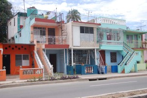 Farbenfrohe Häuserreihe in Santiago de Cuba