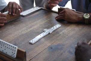 Domino spielen am Parque Serrano